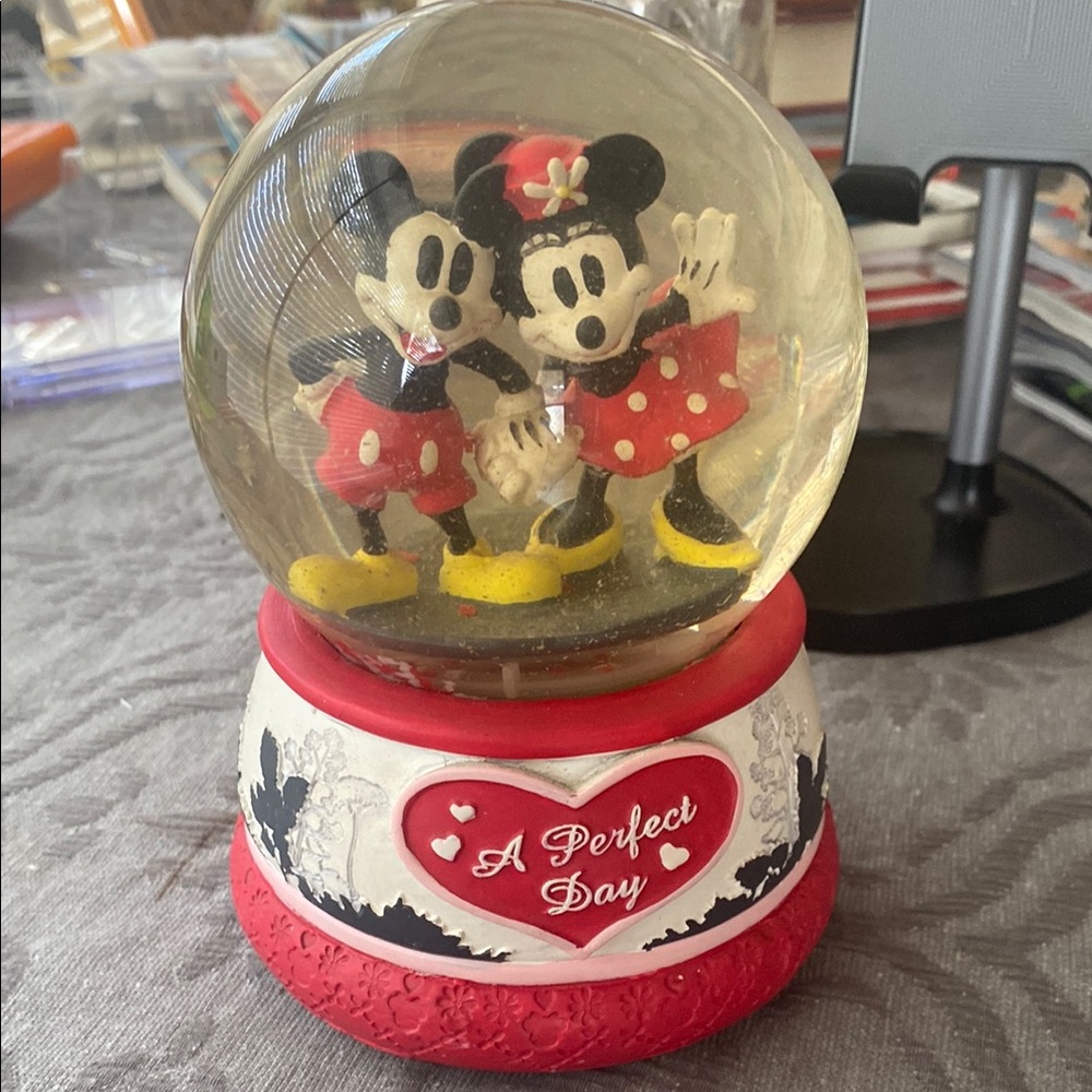 Disney Mickey and Minnie Valentines Snow Globe